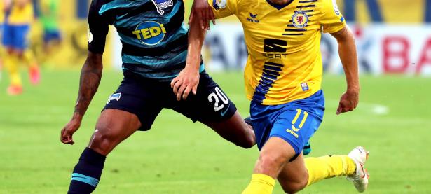 -足球比赛中的关键之战格外激烈