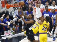 九游体育中国官网-篮球赛场上一对一对峙，竞技激烈到极点