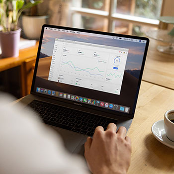 西甲赛场风起云涌，球队竞争激烈角逐很激烈