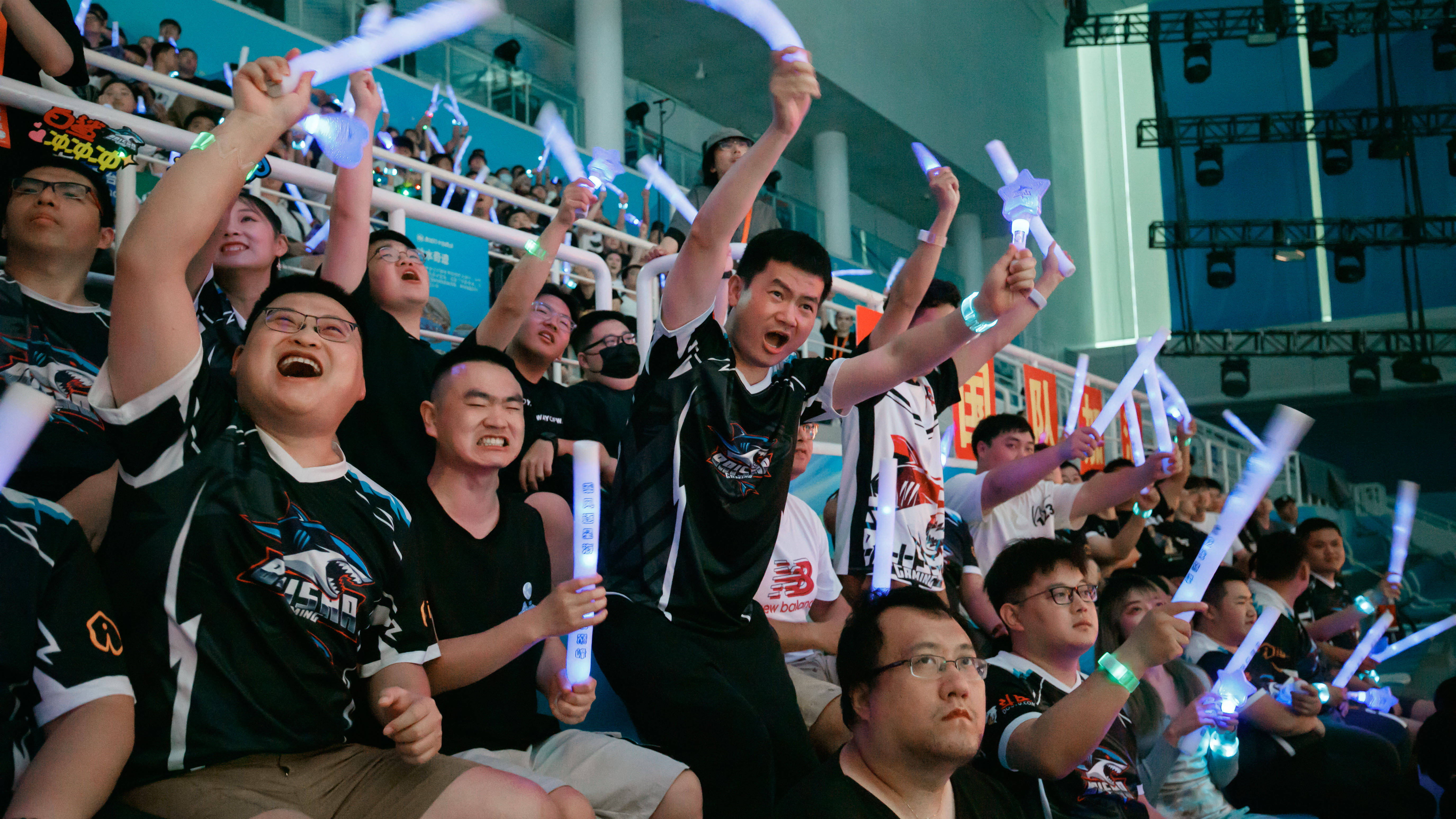 高质量比赛吸引观众目光,场面精彩纷呈 高质量比赛吸引观众目光,场面精彩纷呈