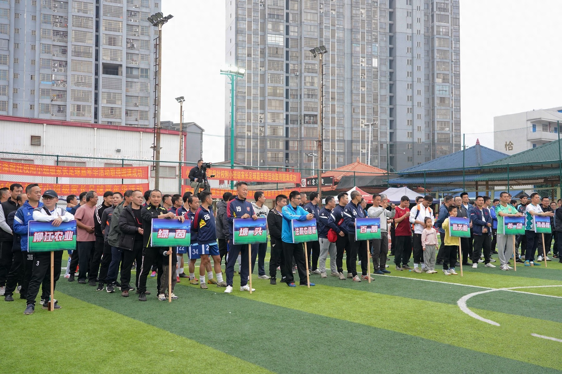 精彩比赛即将上演，球迷们翘首以待