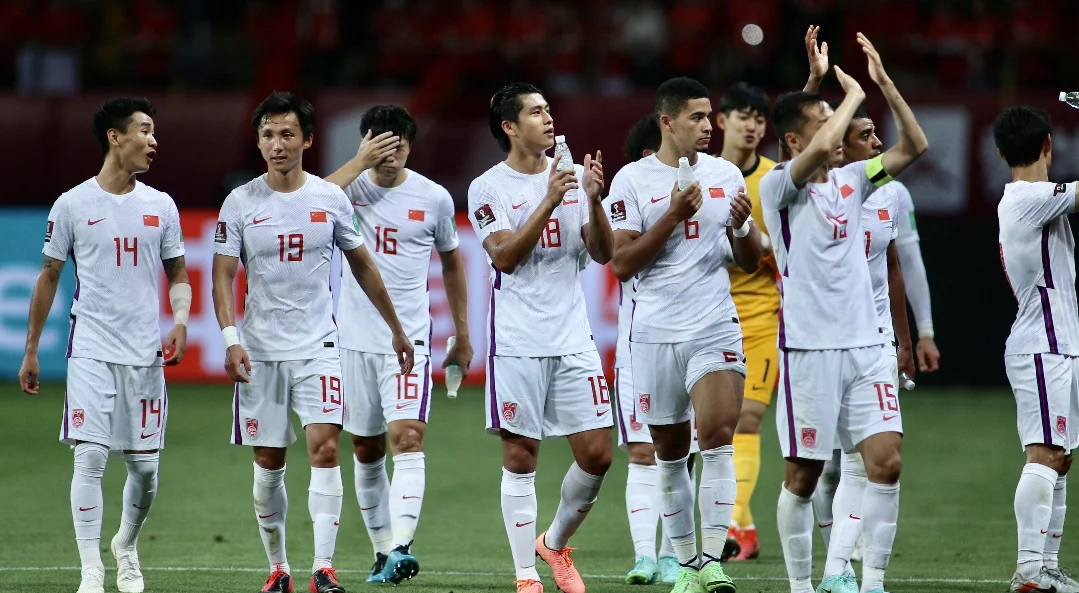 精彩比赛即将上演，球迷们翘首以待