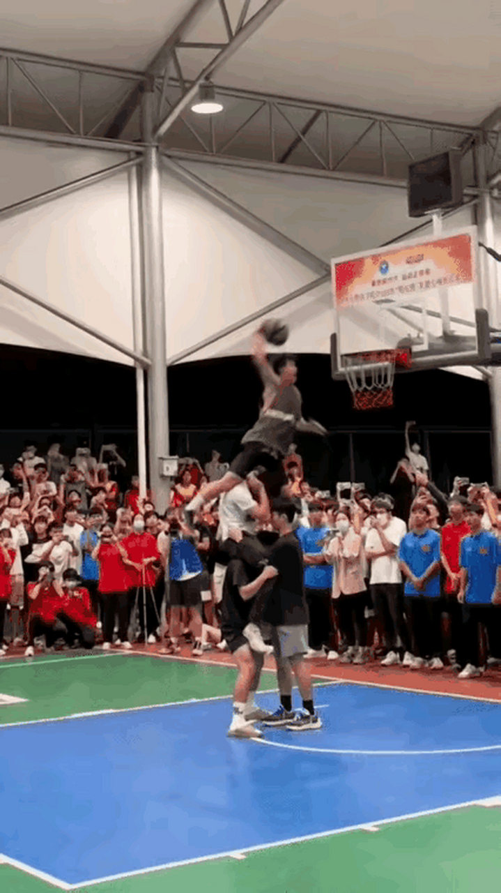 抢眼表现！篮球赛场球员扣篮精彩