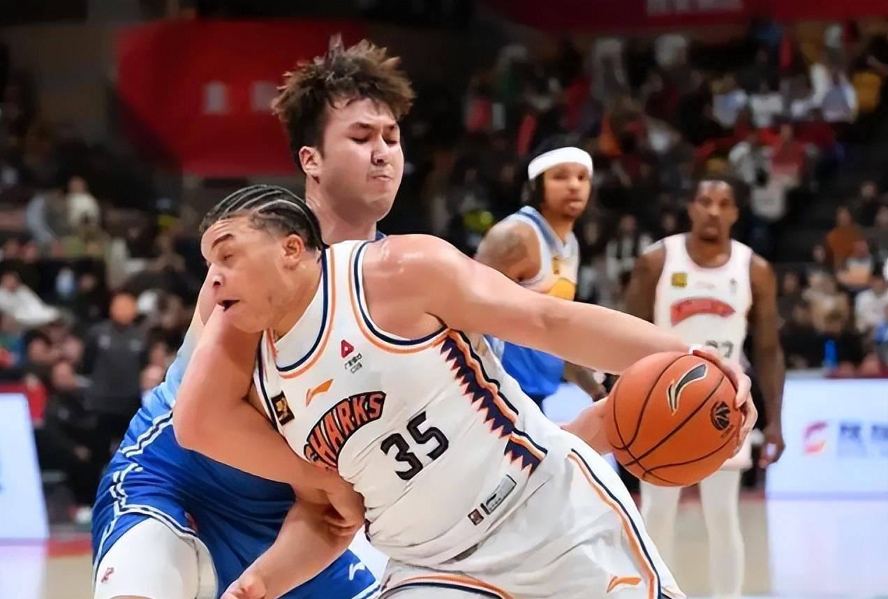 篮球赛场上一对一对峙，竞技激烈到极点