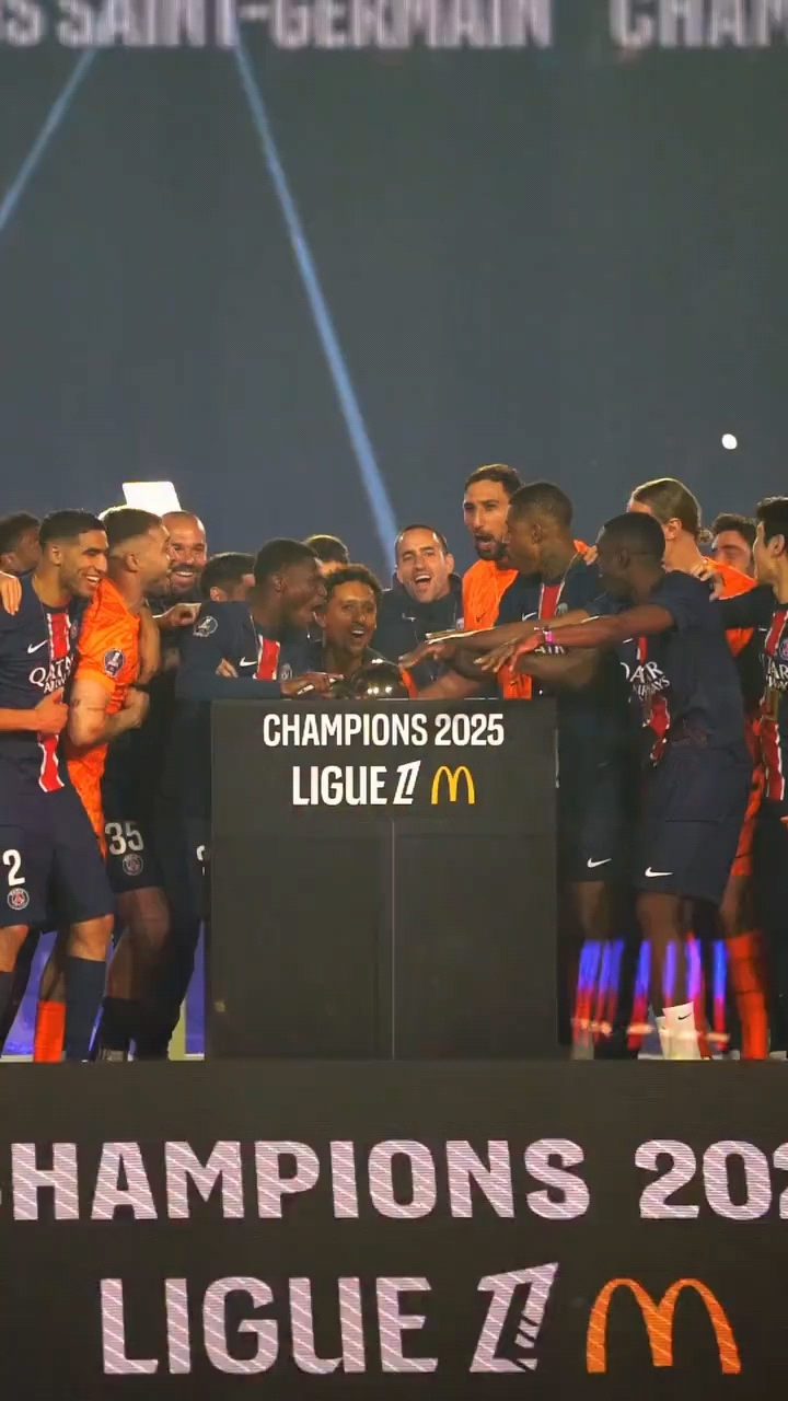 捧起欧洲女足锦标赛奖杯，法国队成为冠军