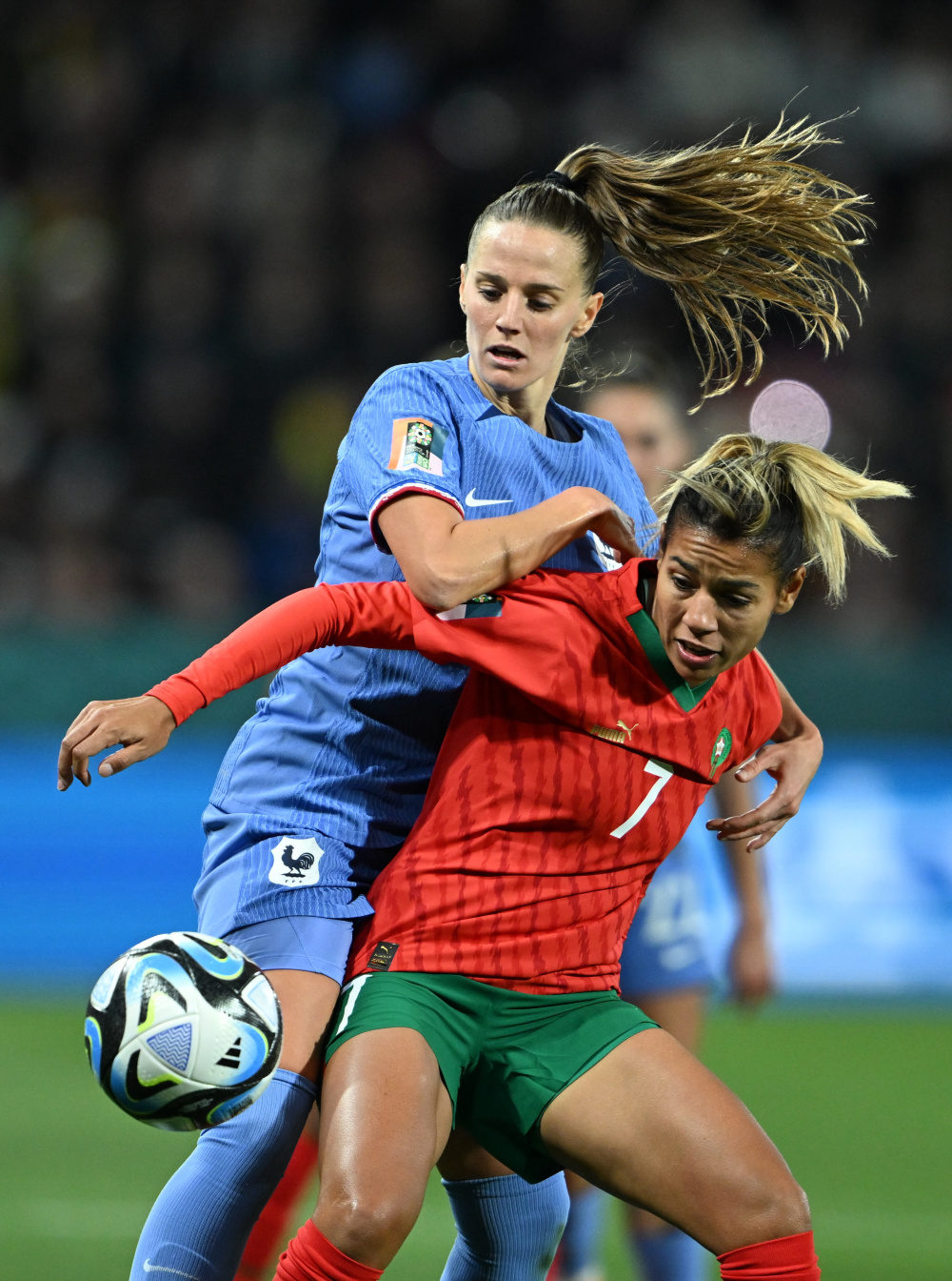 捧起欧洲女足锦标赛奖杯，法国队成为冠军