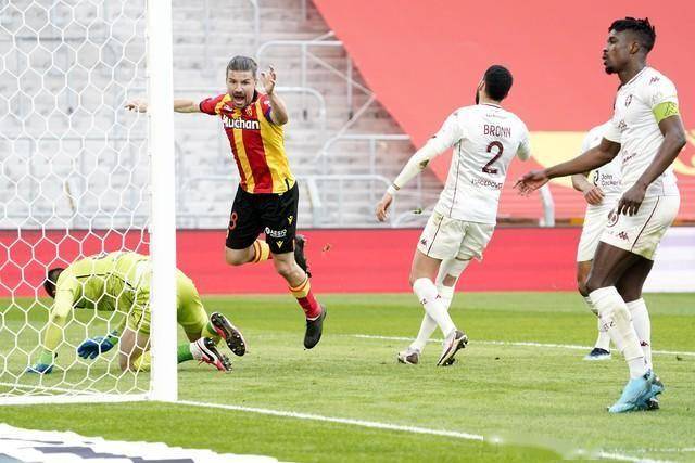 俄罗斯点球大战击败瑞典，晋级欧国联半决赛