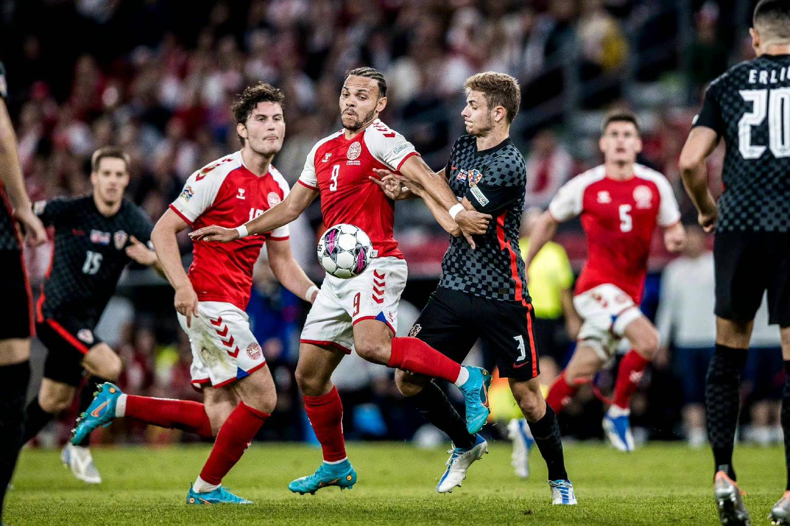 包含丹麦客场大胜以色列，扩大领先优势的词条