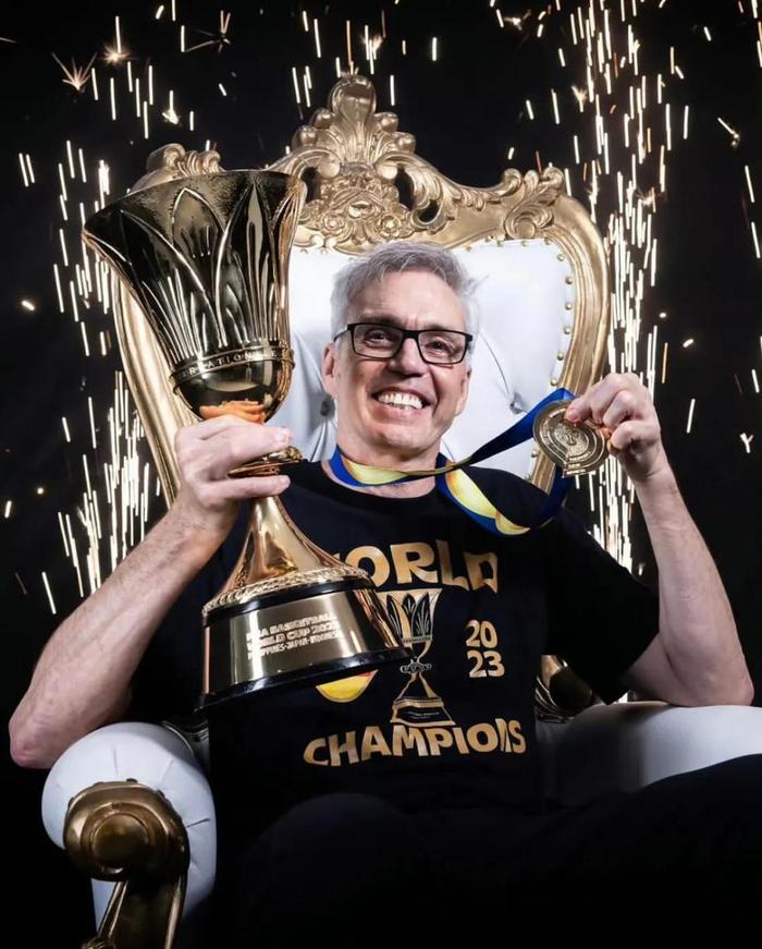 德国选手在拳击比赛中举着奖杯 德国选手在拳击比赛中举着奖杯