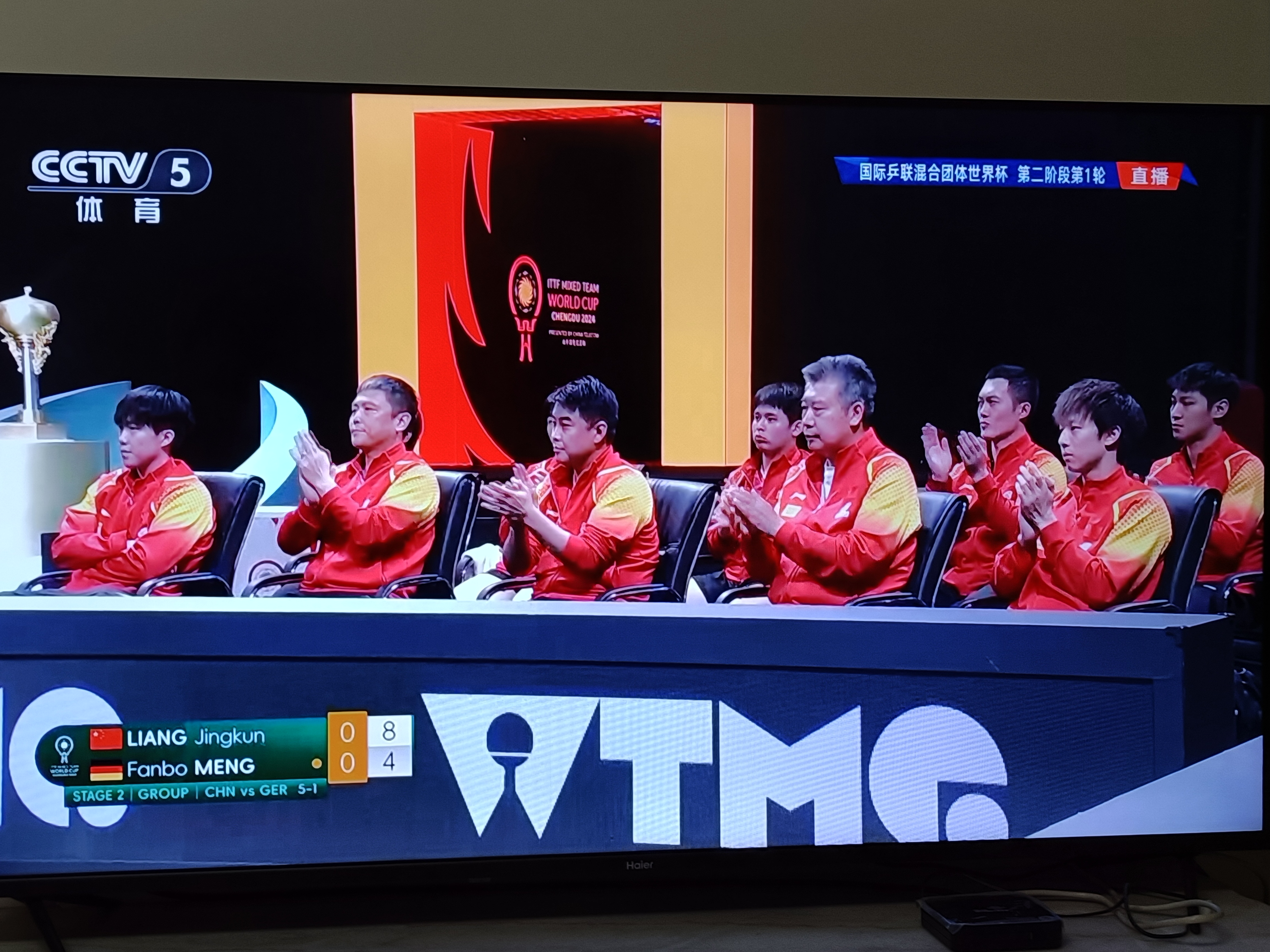 在胶着比赛中，球队凭借团队合作取得胜利的简单介绍