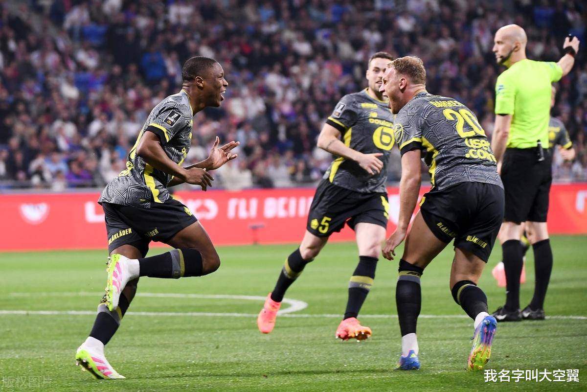 包含里昂在主场失利，欧冠资格悬念大增的词条