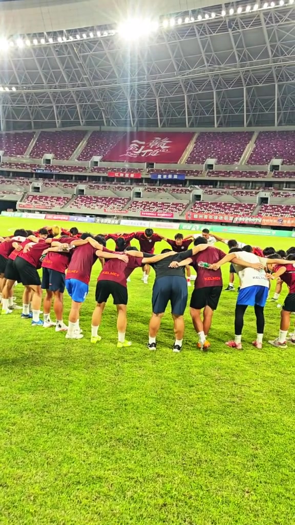 足球比赛现场增设特别席位，提供更好观赛体验