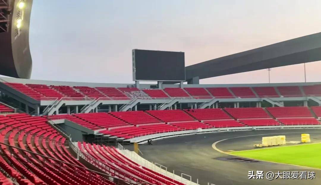 足球比赛现场增设特别席位，提供更好观赛体验
