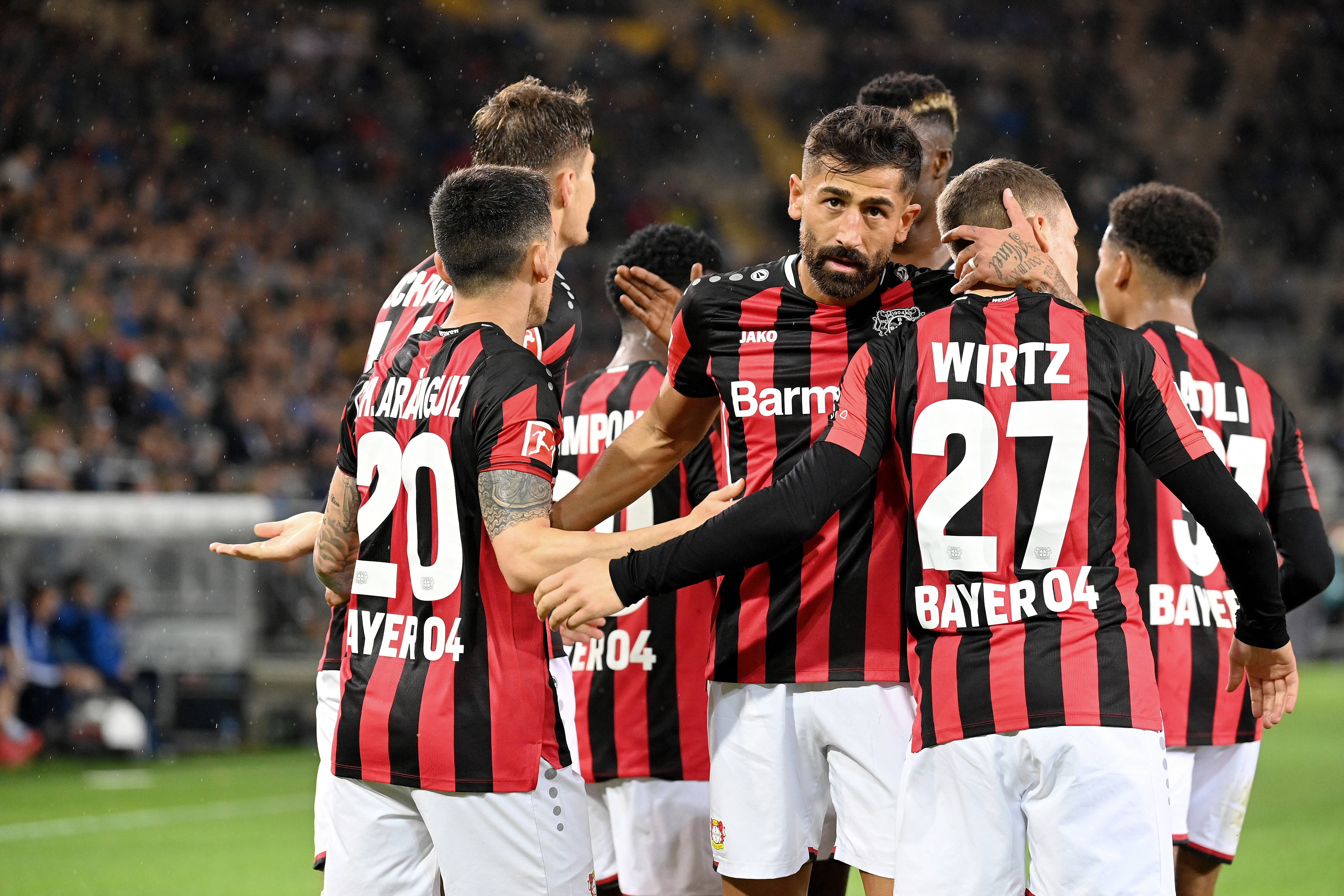 包含斯图加特球员展现出强大攻击力，轻松取得胜利的词条