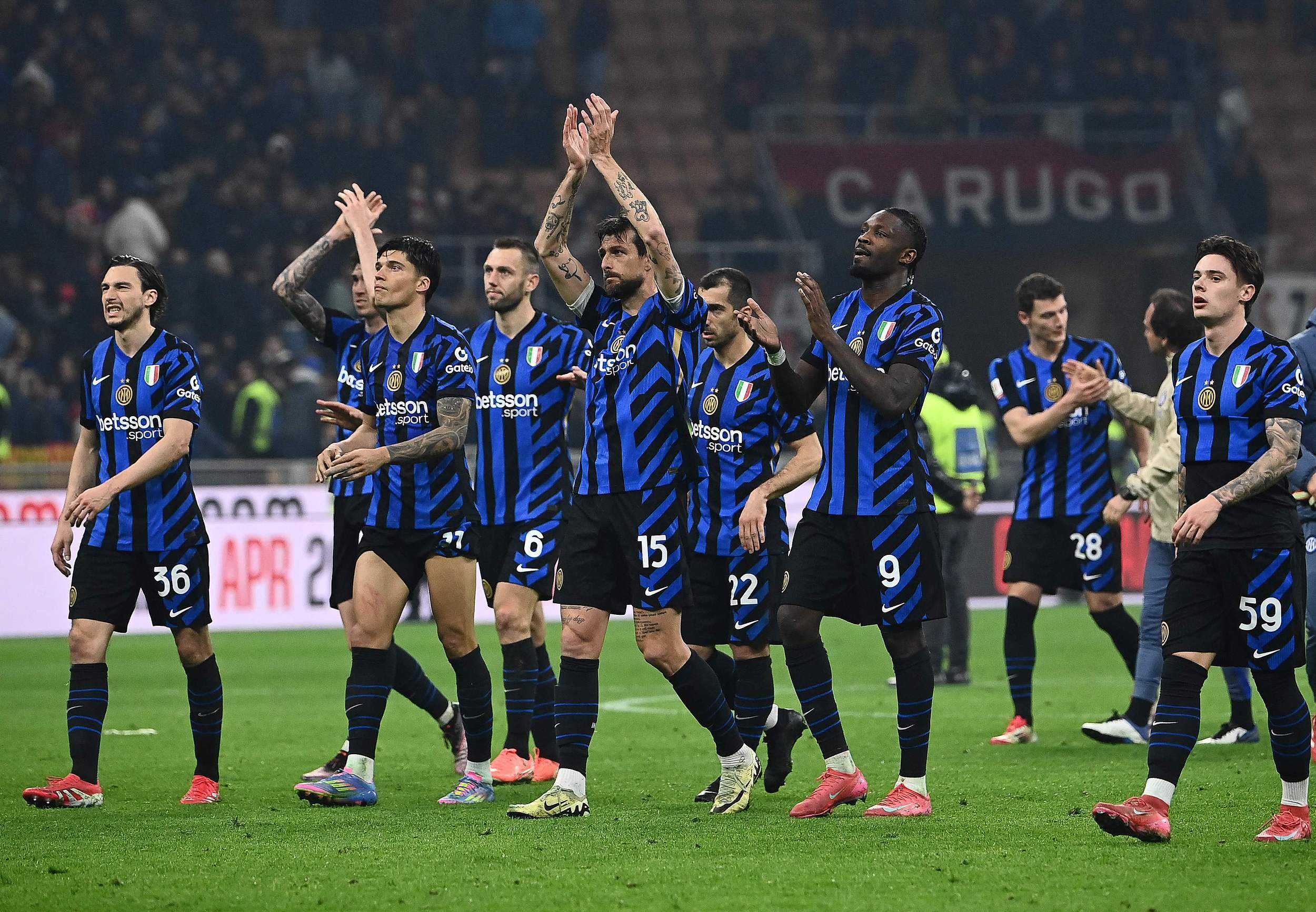 AC米兰主场逼平国际米兰，两队握手言和