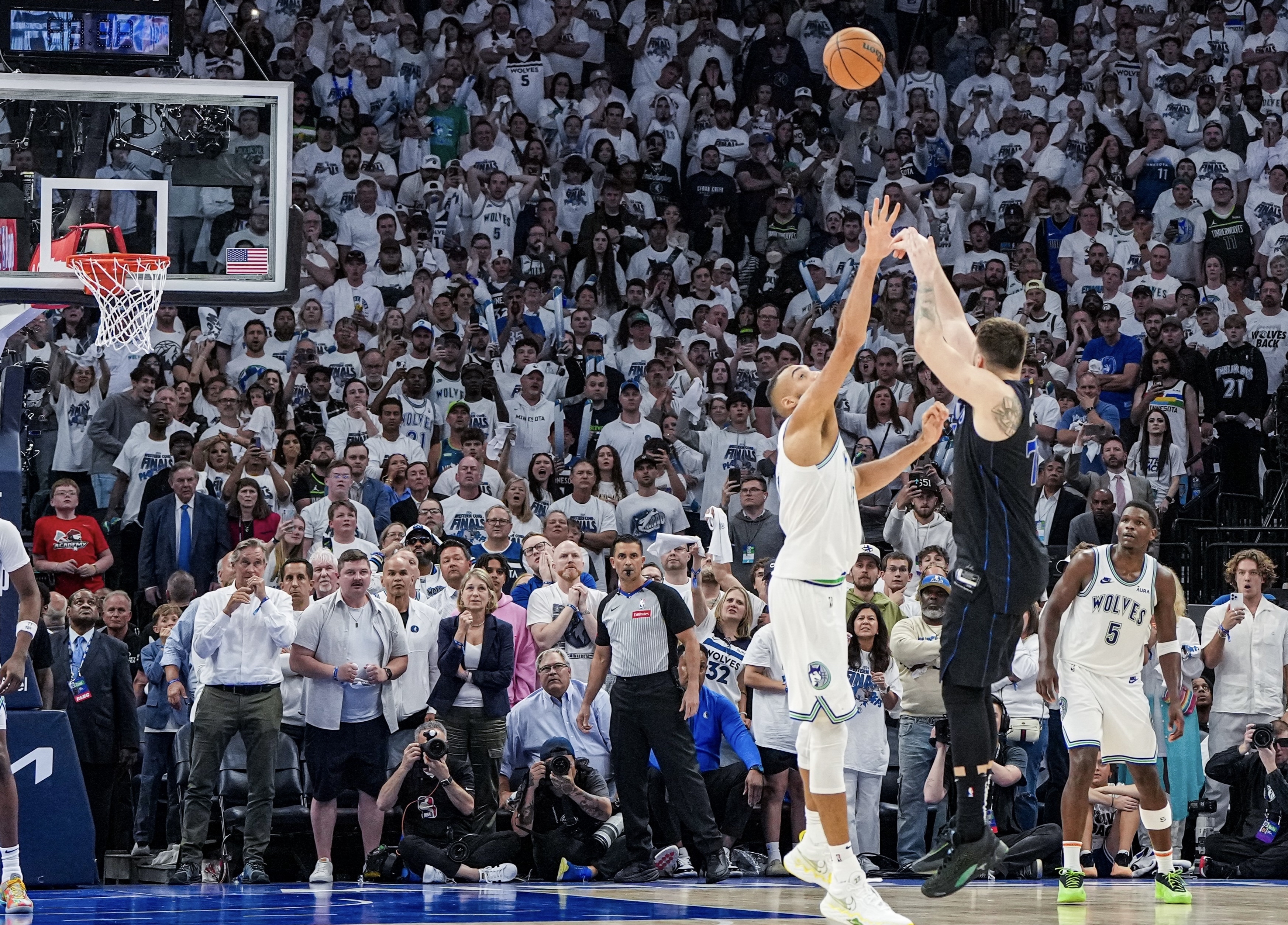 绿衫军逆转独行侠赢得系列赛