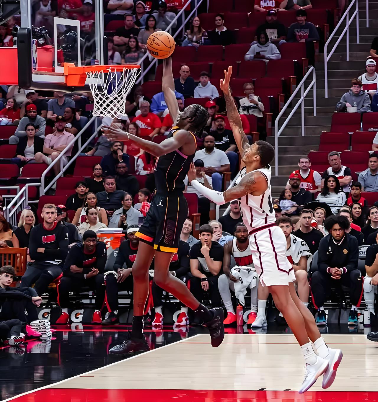 火箭惨败马刺,输掉三连战 火箭惨败马刺,输掉三连战